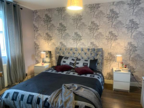 Private double room in a house close to the Manchester airport